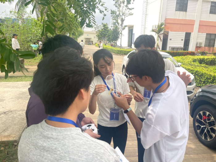 “翎动”团队在比赛现场.png